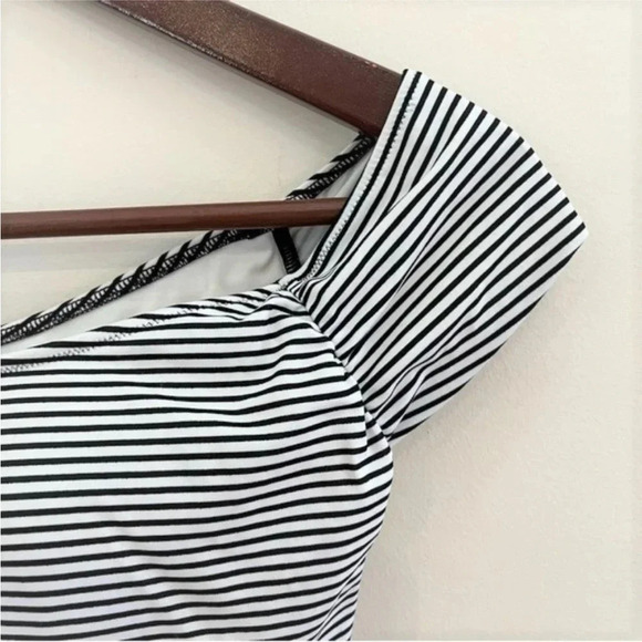 VICTORIA SECRET CAP SLEEVE OFF THE SHOULDER B&W STRIPE CROP BIKINI TOP XSMALL - Picture 6 of 13